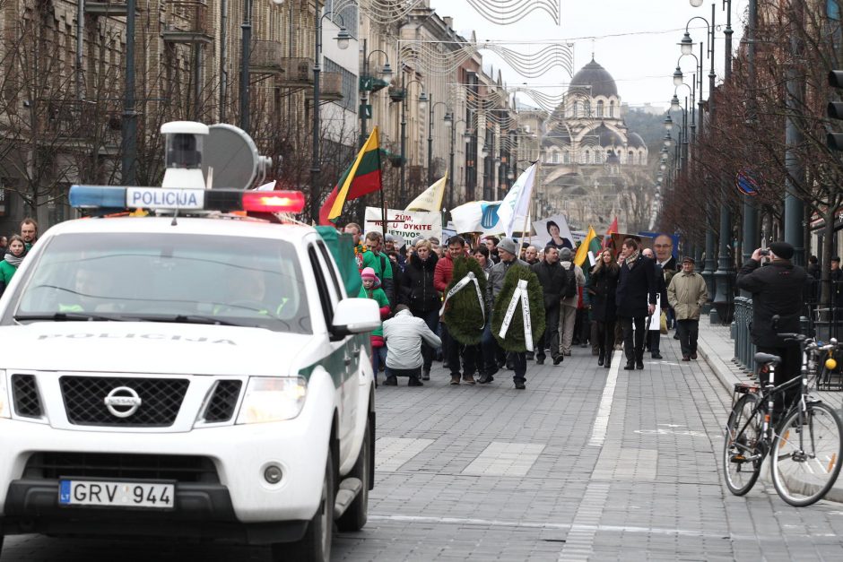 Pieno gamintojai į piketą atsivežė tik karvės griaučius