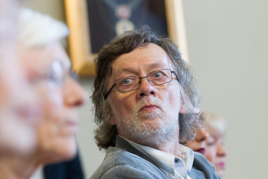 Vilniaus meras „Poezijos pavasario“ premiją skyrė poetui M. Burokui 