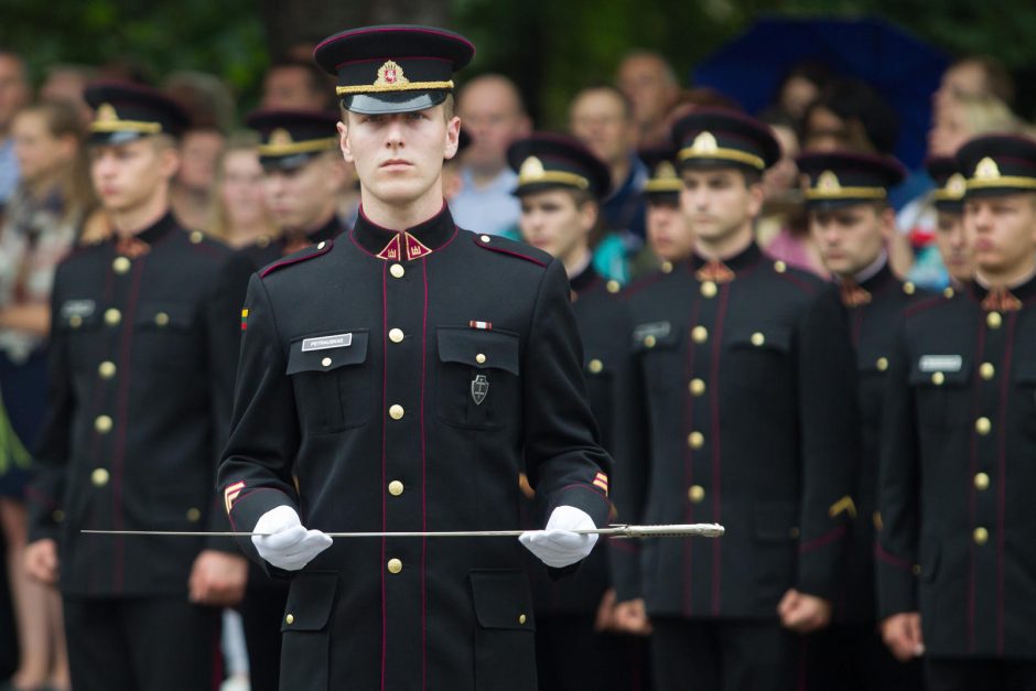 Karo akademijos absolventams suteikti karininko laipsniai