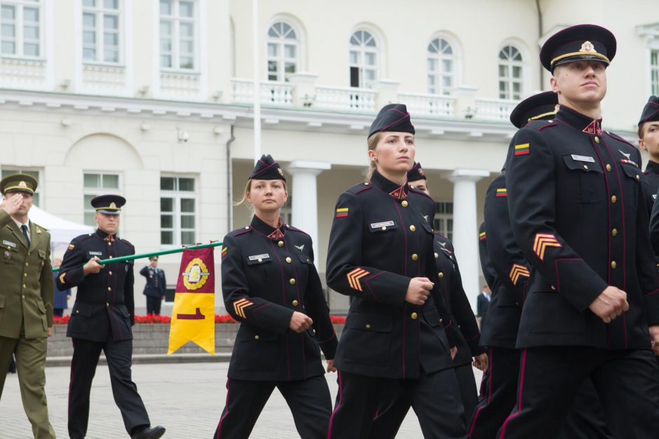 Karo akademijos absolventams suteikti karininko laipsniai
