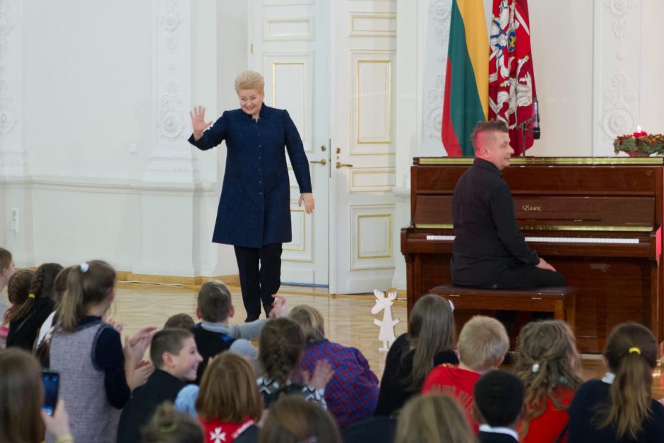 Prezidentė įžiebė eglę ir paskelbė „Knygų Kalėdų“ pradžią