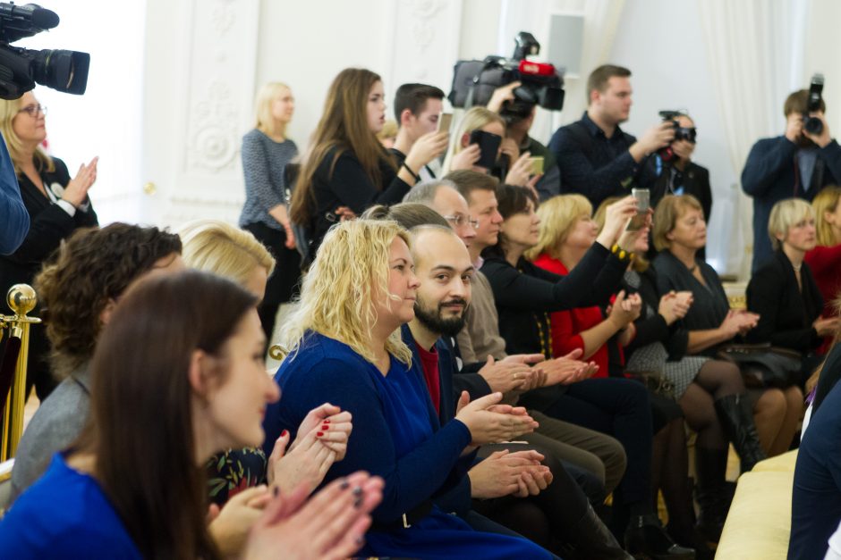 Prezidentė įžiebė eglę ir paskelbė „Knygų Kalėdų“ pradžią