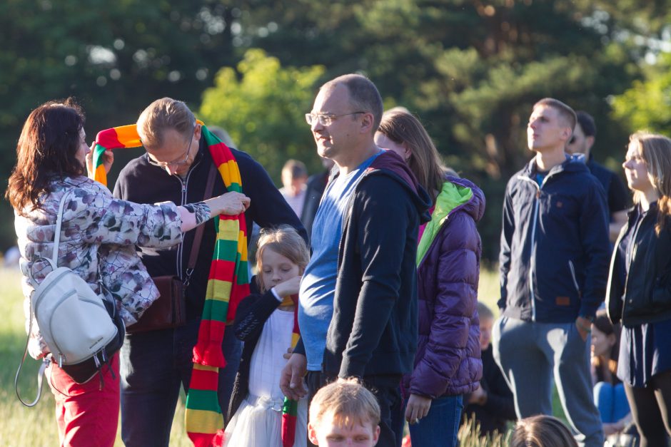 Švęsdami Valstybės dieną, lietuviai ant piliakalnių giedojo Lietuvos himną