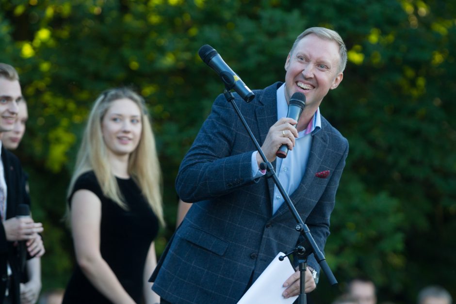 Švęsdami Valstybės dieną, lietuviai ant piliakalnių giedojo Lietuvos himną