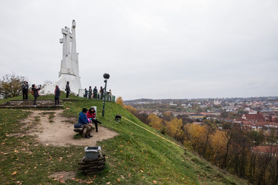 Ant Trijų Kryžių kalno atsivėrė plyšiai