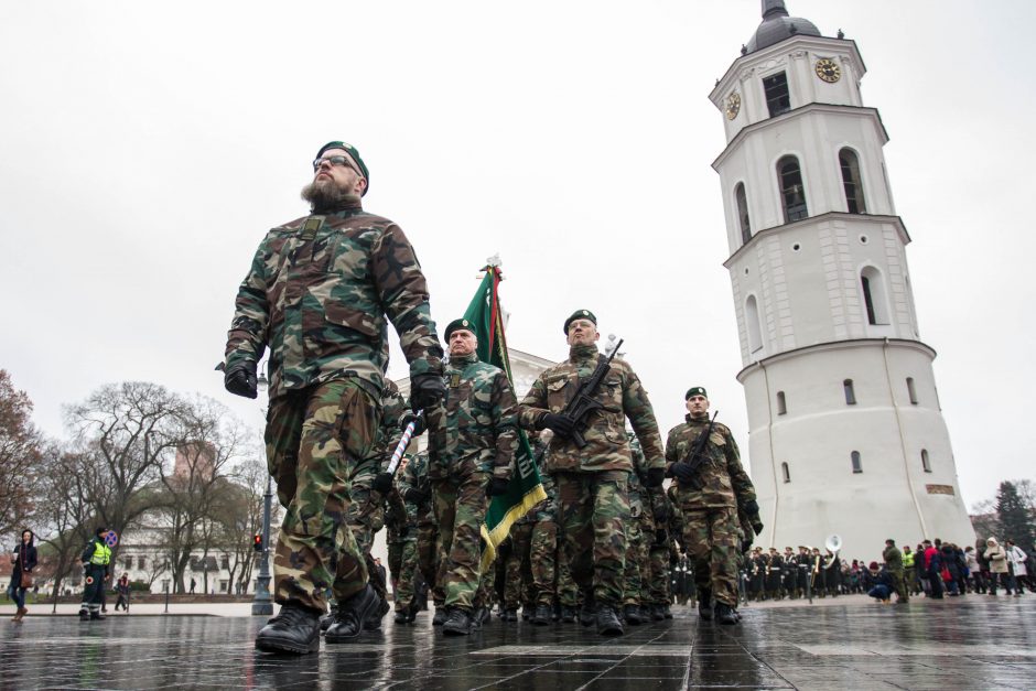 Žmonės sostinėje rinkosi atiduoti pagarbą Lietuvos kariuomenei