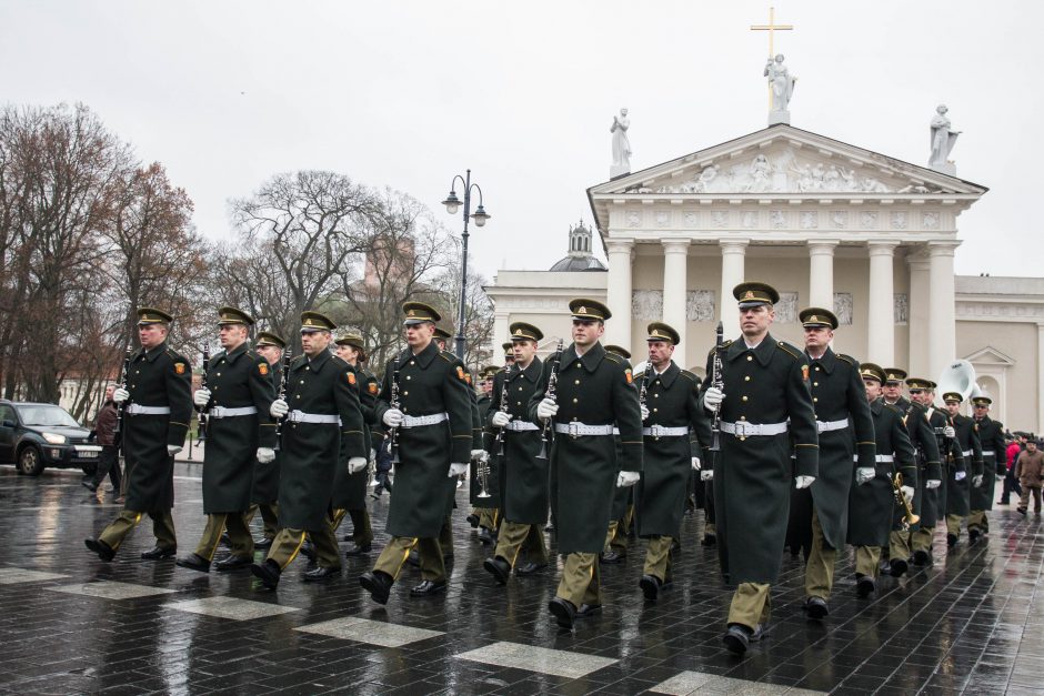 Žmonės sostinėje rinkosi atiduoti pagarbą Lietuvos kariuomenei