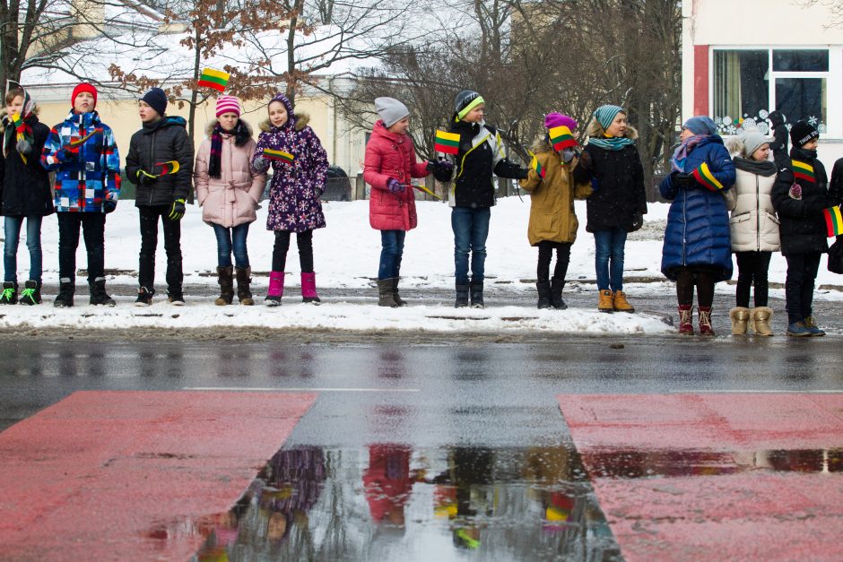 Dvi sostinės mokyklas sujungė rankų tiltas