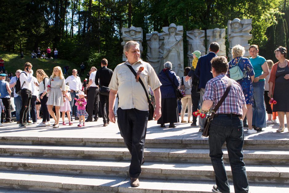 Pergalės dieną Antakalnio kapinėse minėjo šimtai žmonių