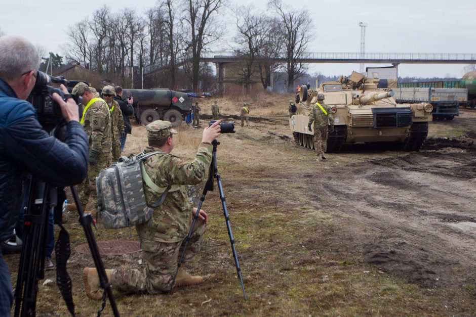 Į Lietuvą atkeliavo JAV tankai ir nauja karių pamaina