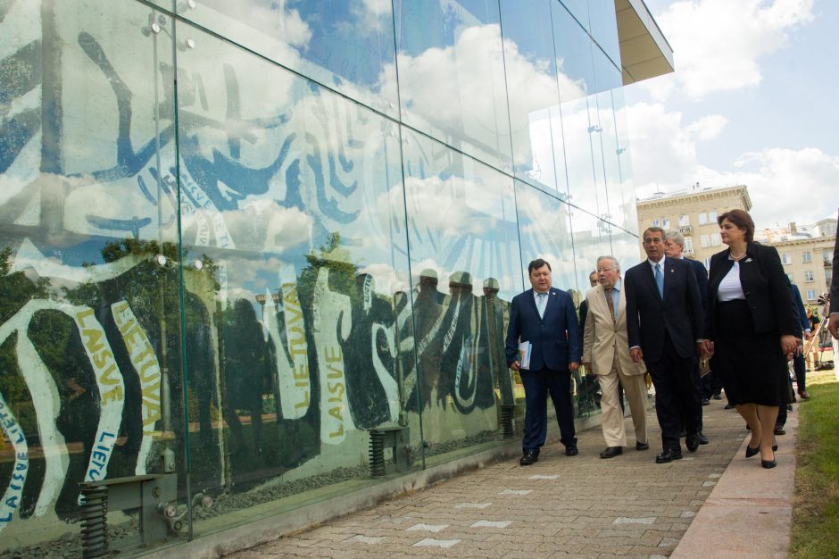 JAV delegacija apžiūrėjo Seimo Sausio 13-osios memorialą