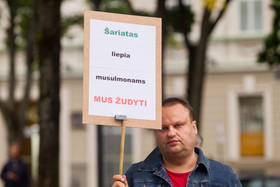 Prieš pabėgėlių priėmimą Vilniuje protestavo apie 100 žmonių