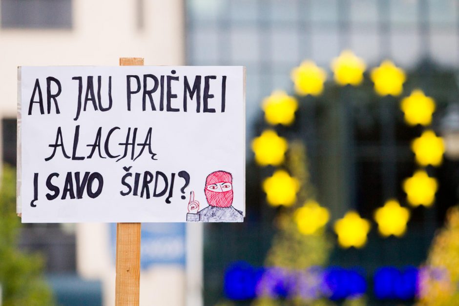 Prieš pabėgėlių priėmimą Vilniuje protestavo apie 100 žmonių