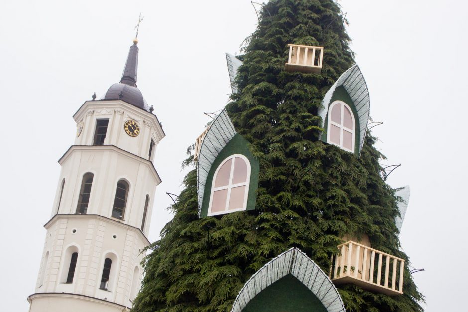 Padabinta Kalėdų eglė Katedros aikštėje