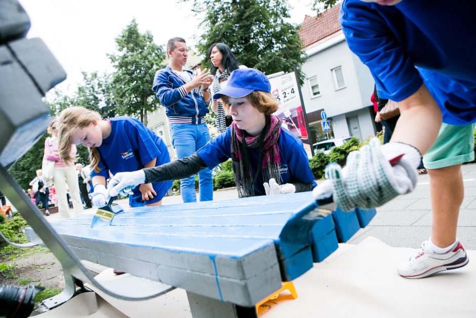 Vokiečių gatvę puošia ryškiaspalviai suoliukai