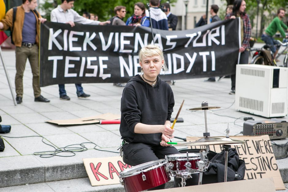 Dešimtys žmonių mitinge protestavo prieš šauktinių grąžinimą