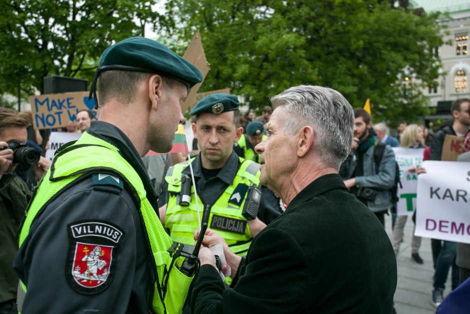 Dešimtys žmonių mitinge protestavo prieš šauktinių grąžinimą