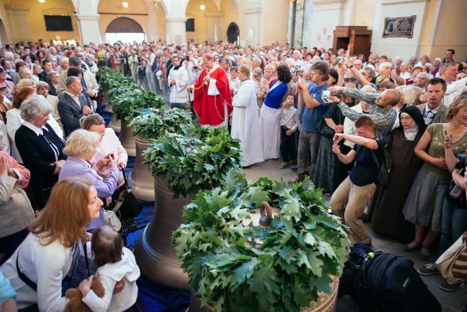 Vilniečiai stebėjo kariljono varpų šventinimą