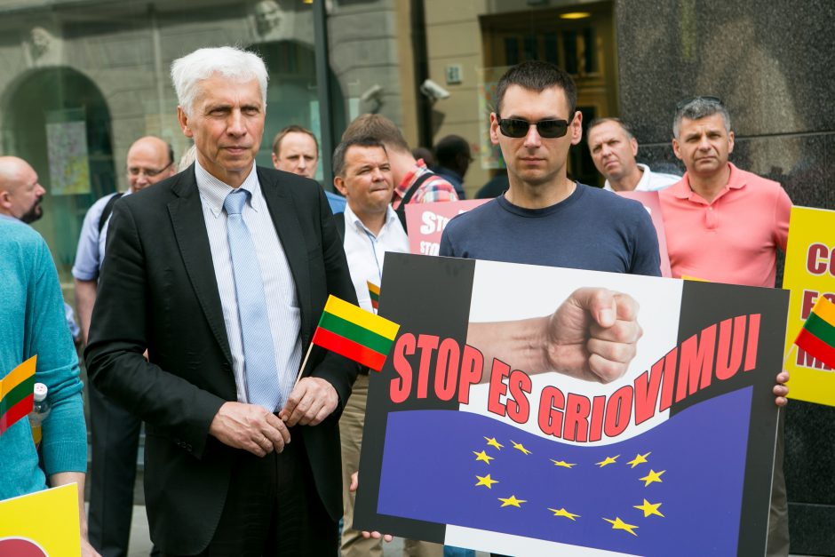 Lietuvos vežėjai protestuoja dėl vairuotojų darbo užmokesčio