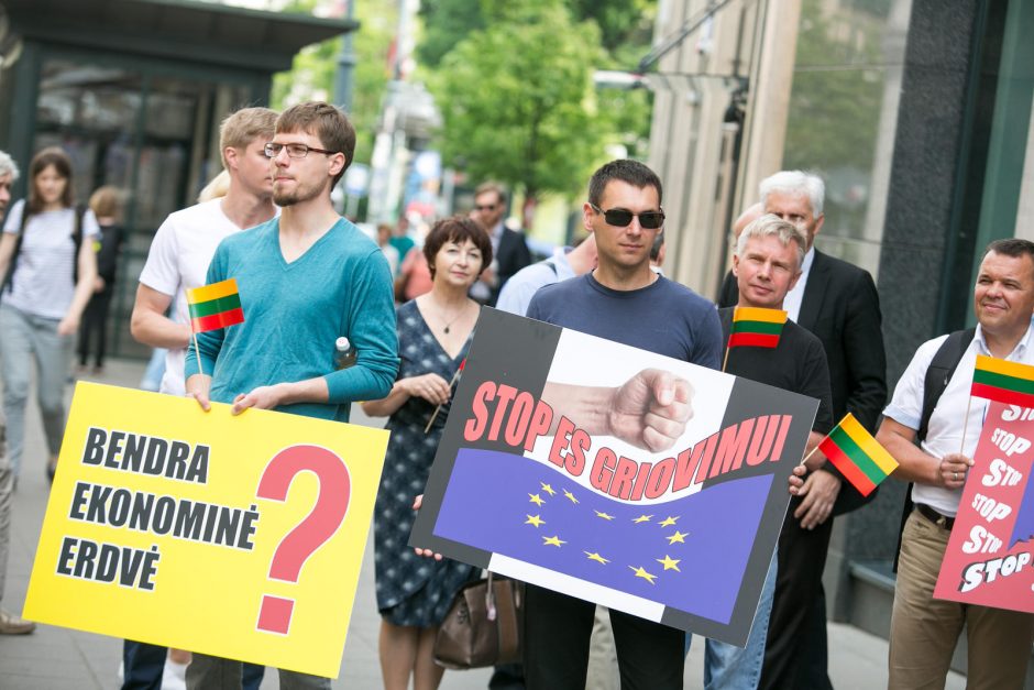 Lietuvos vežėjai protestuoja dėl vairuotojų darbo užmokesčio