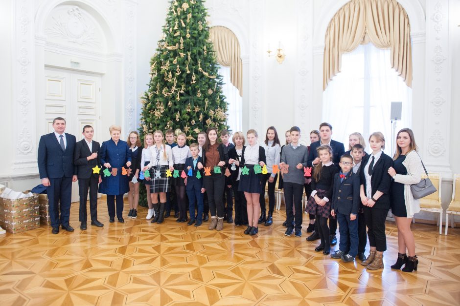 Prezidentei papuošti Kalėdų eglę padėjo užsienio lietuvių vaikai