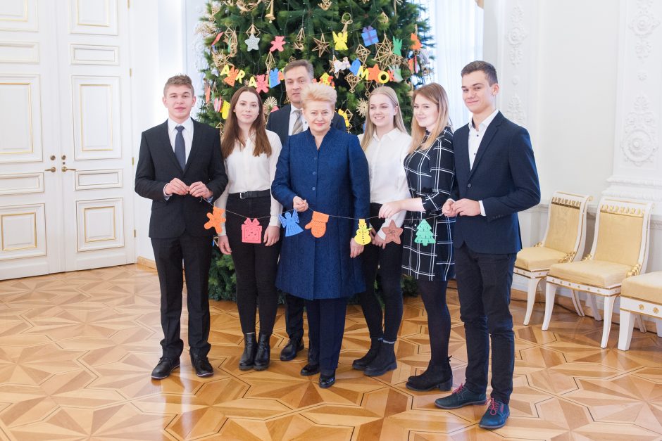 Prezidentei papuošti Kalėdų eglę padėjo užsienio lietuvių vaikai