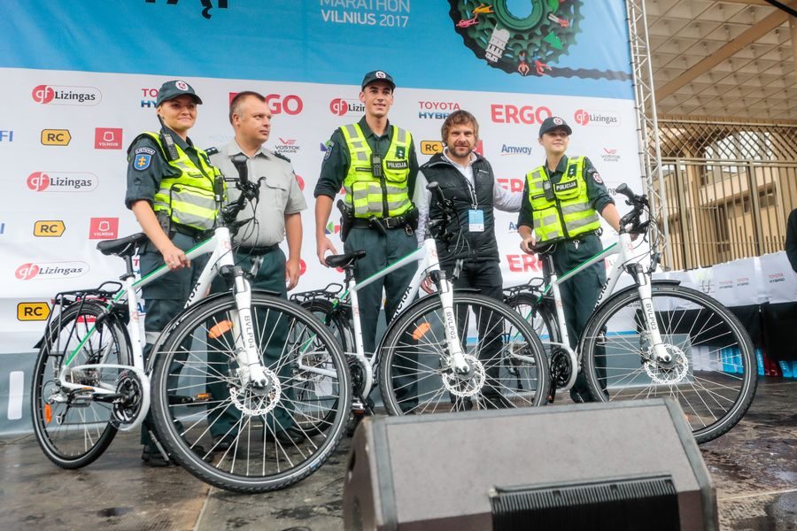 Sostinės policija dovanų gavo dviračių