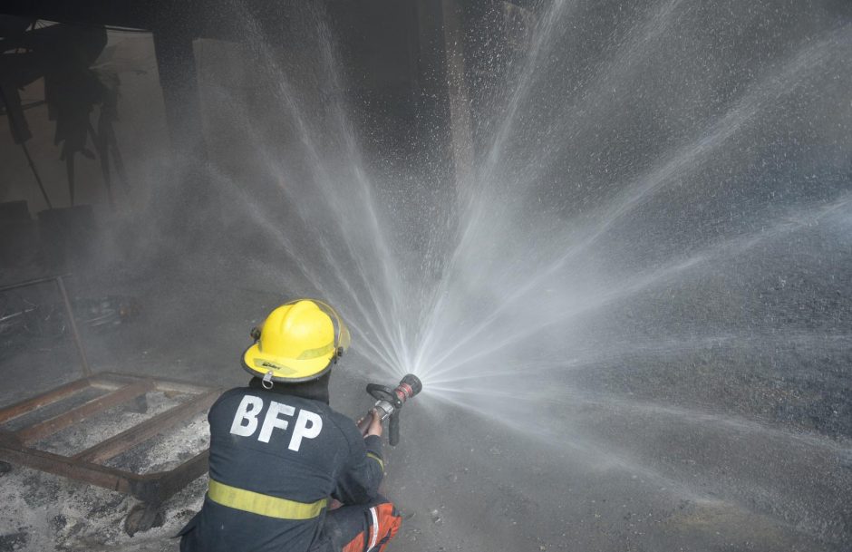 Filipinuose per gaisrą avalynės fabrike žuvo 72 žmonės