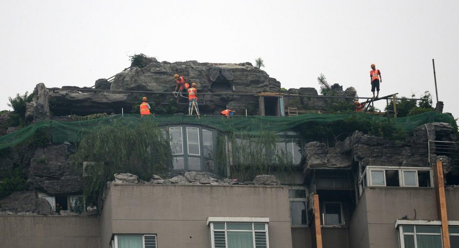 Pekine pradėta griauti ant daugiabučio stogo įrengta kalno pavidalo vila