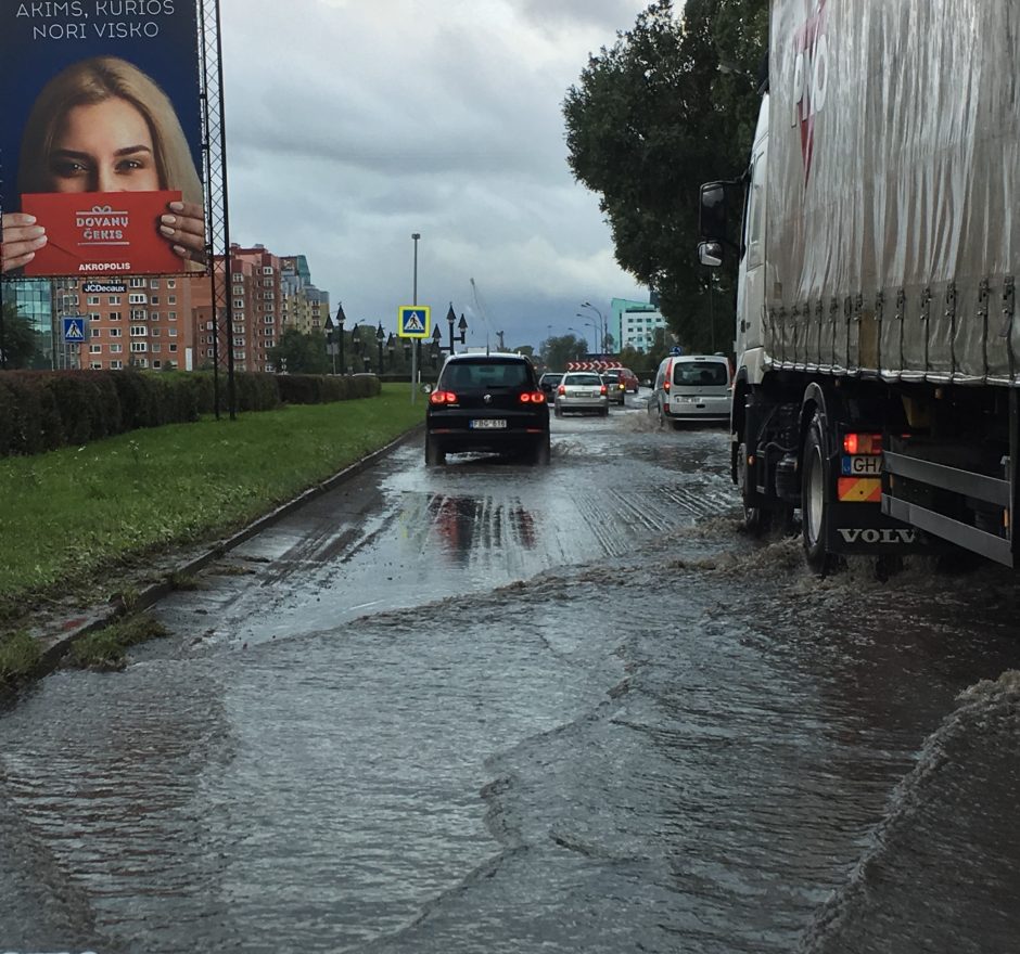 Uostamiestyje liūtis skandino automobilius