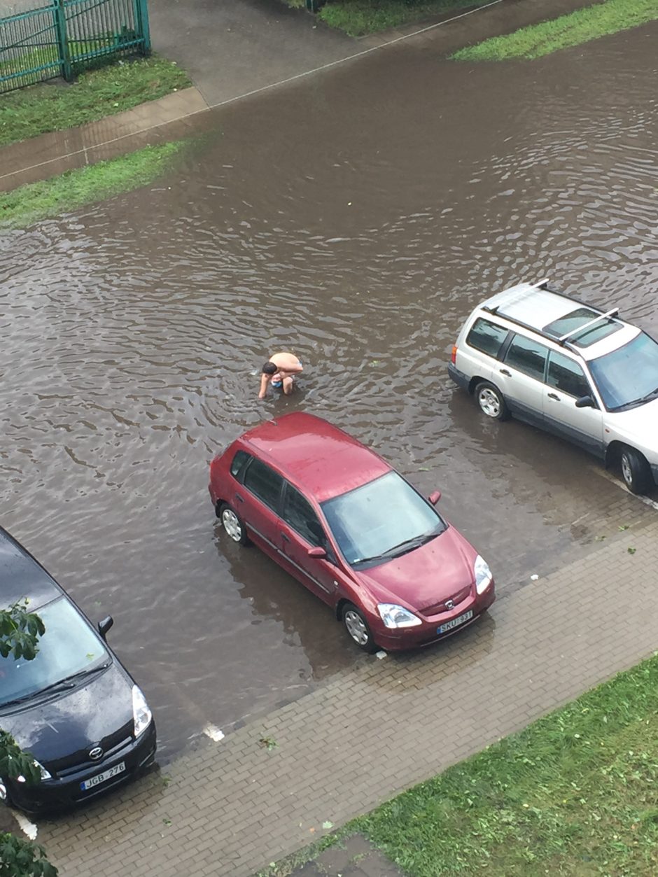 Įkaitusį Kauną pliekė kruša, gatvės virto upėmis