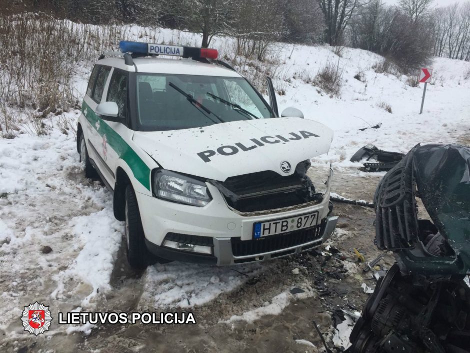 Per avariją netoli Vievio sumaitota policijos „Škoda“