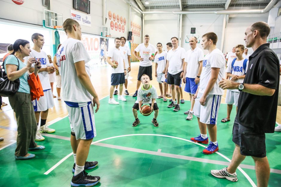 Talentų stovykloje – krepšinio paslaptys iš D. Motiejūno lūpų