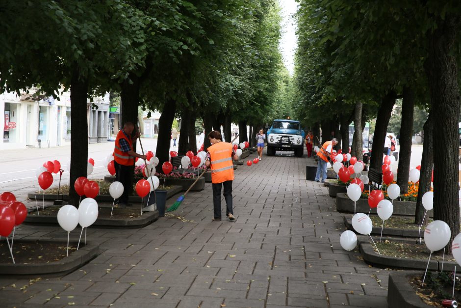 Laisvės alėją studentai nuklojo tūkstančiais balionų
