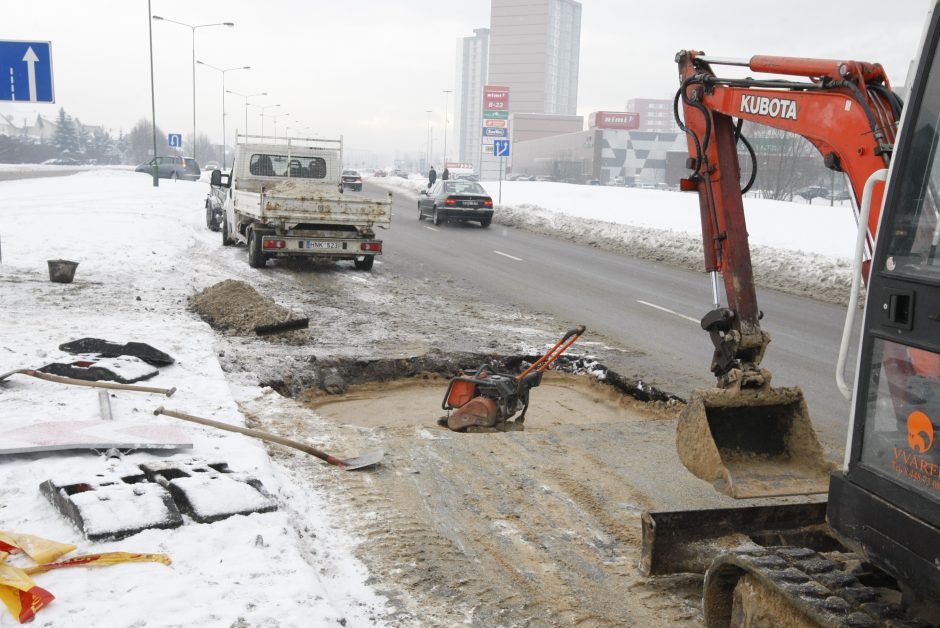 Automobilių eismą trikdė vandentiekio avarija