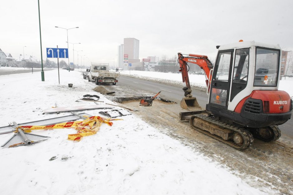 Automobilių eismą trikdė vandentiekio avarija