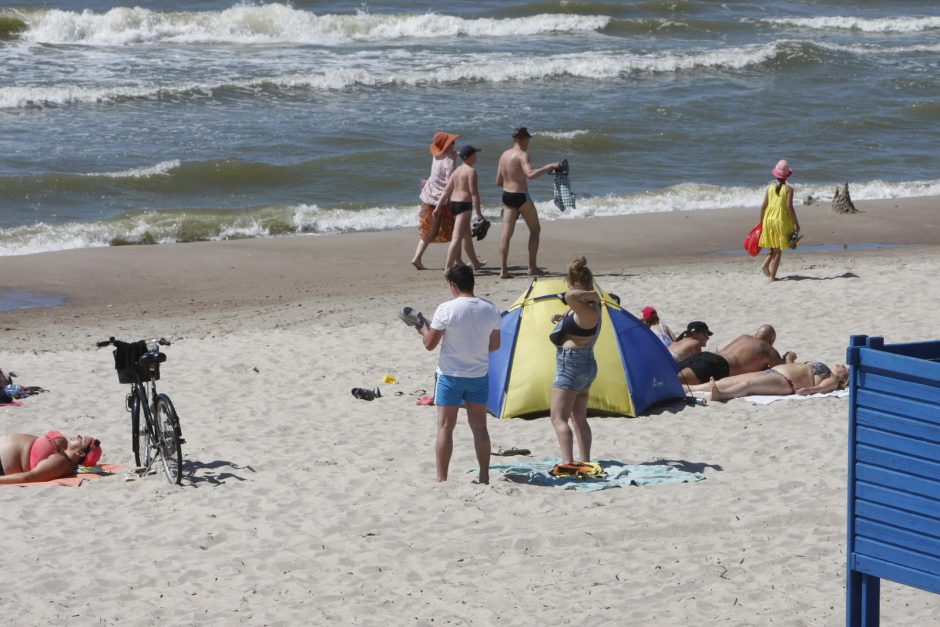 Paplūdimyje – nelaimės: skendo dvi paauglės, sužalota šešiametė