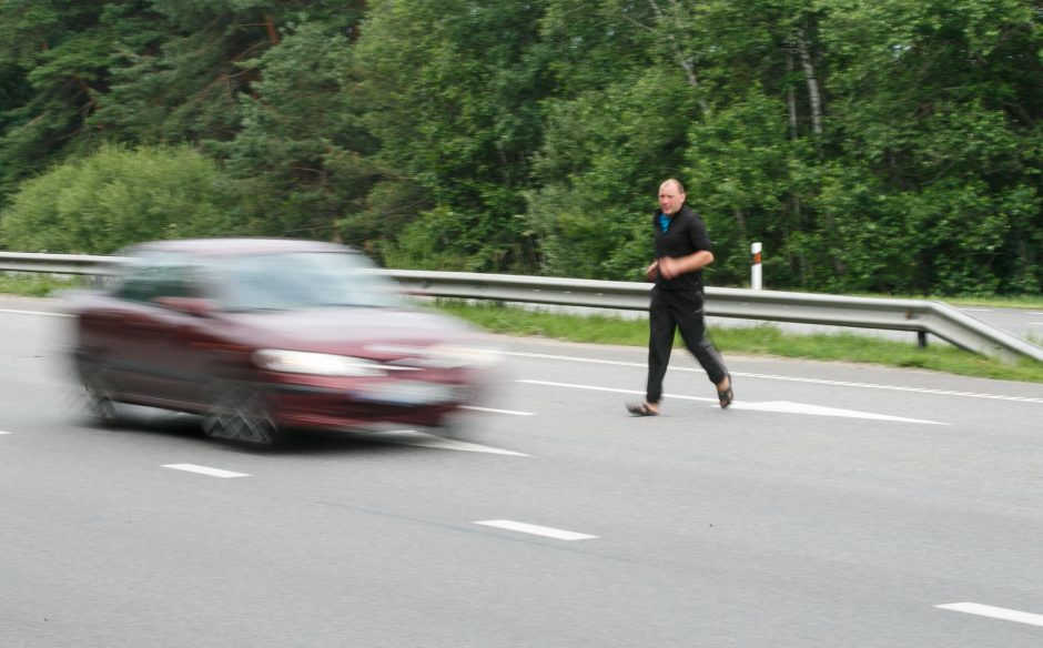 Į namus – pėsčiomis per autostradą ir žaidžiant su mirtimi