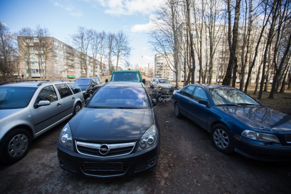 Kauniečio skundas: kaimynas kiemą pavertė parduodamų automobilių aikštele