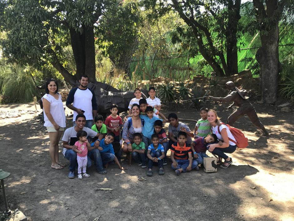 Su Meksikos vaikais, persekiojamais kraupių praeities šmėklų
