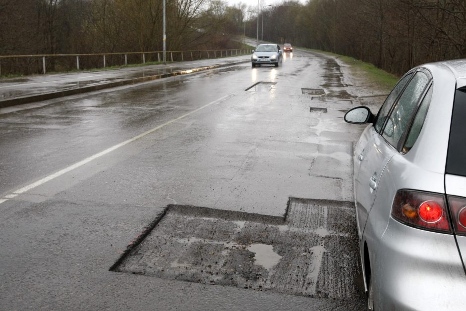 Lietus sustabdė duobių lopymą