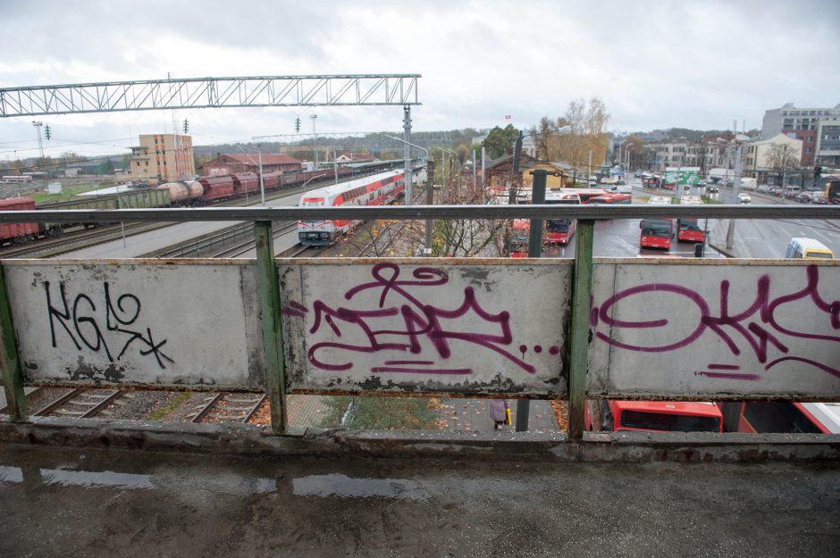 Pėsčiųjų viadukai laukia remonto