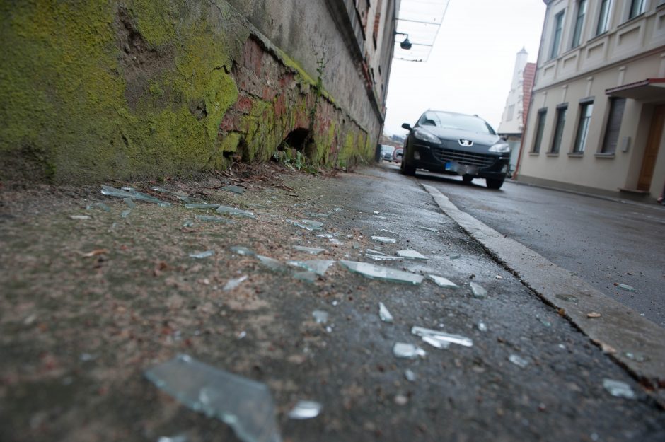 Skambina pavojaus varpais: ant praeivių krenta žydų ligoninės langai