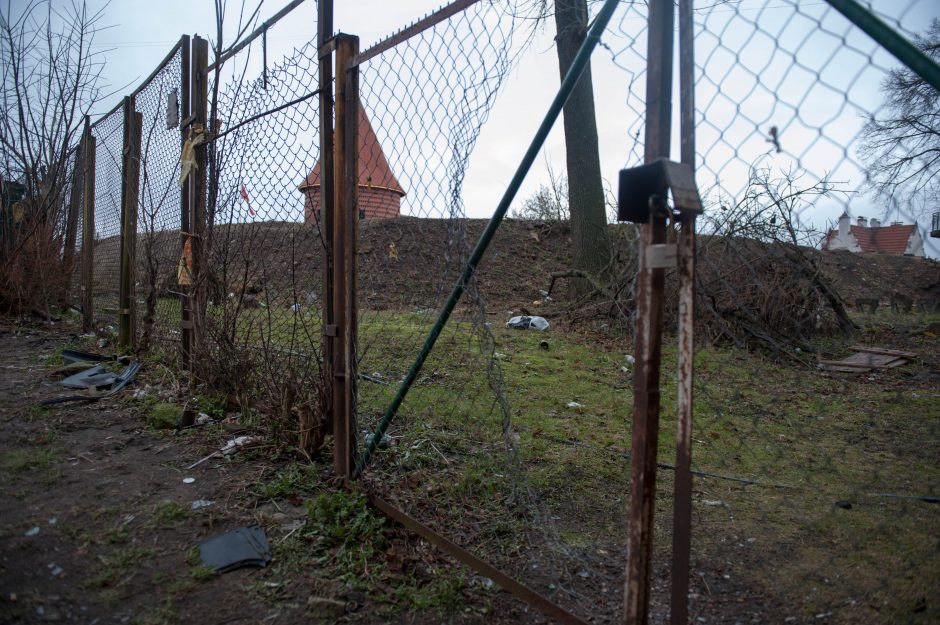 Skambina pavojaus varpais: ant praeivių krenta žydų ligoninės langai