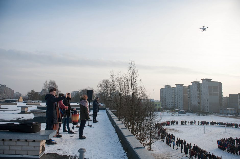 Gimnazistai sveikina Lietuvą su gimtadieniu!