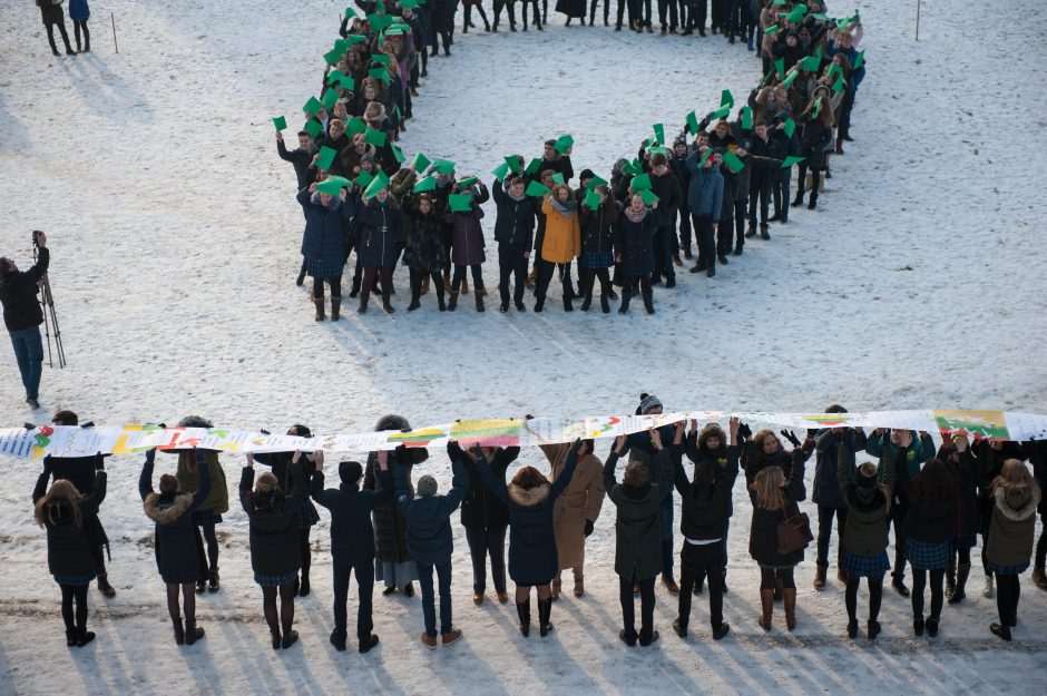 Gimnazistai sveikina Lietuvą su gimtadieniu!