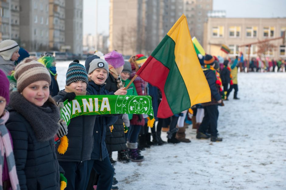 Gimnazistai sveikina Lietuvą su gimtadieniu!