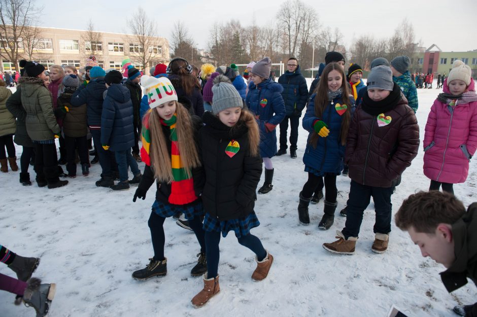 Gimnazistai sveikina Lietuvą su gimtadieniu!