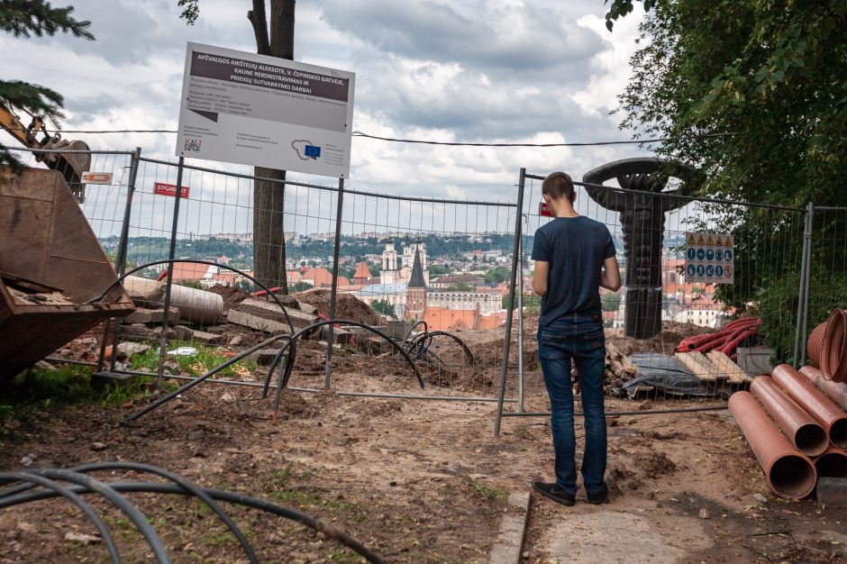 Ar Aleksoto kalnui gresia Gedimino kalno likimas?