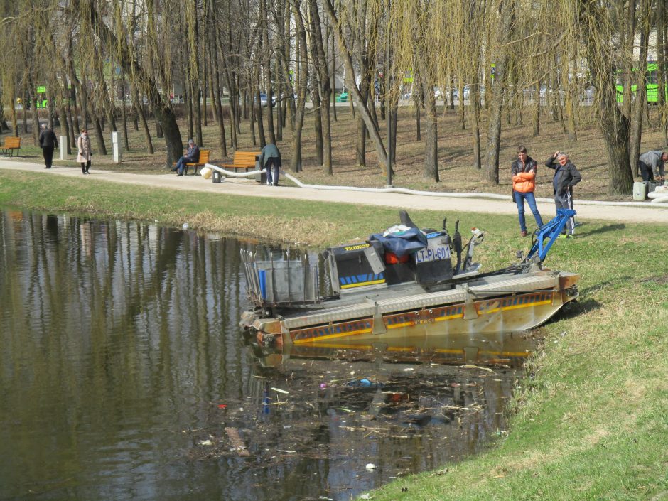 Su amfibijomis pradėtas valyti Kalniečių parko tvenkinys